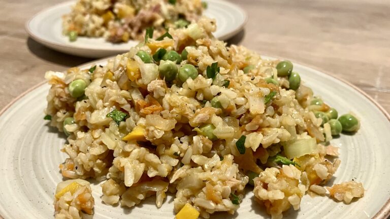 Ensalada de arroz integral con atún