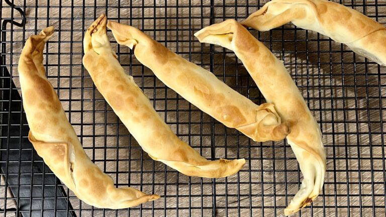 Rollos rellenos de queso y tomate