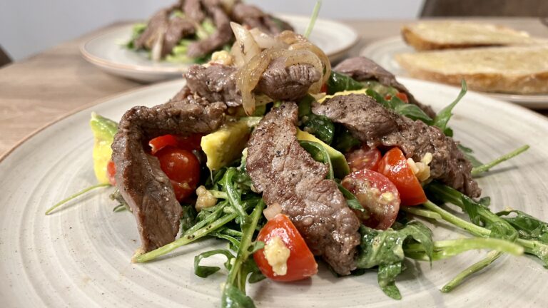 Ensalada con tiras de carne de res