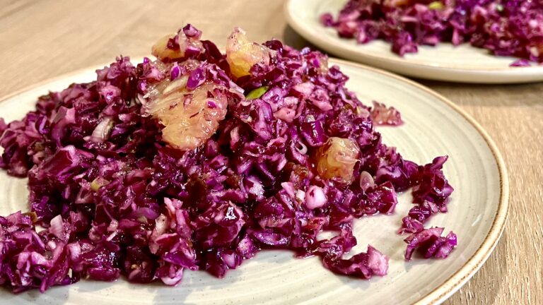 Ensalada de repollo morado con naranja y dátiles