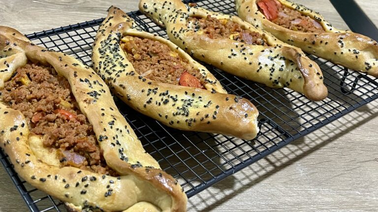 Pide turca rellena de carne